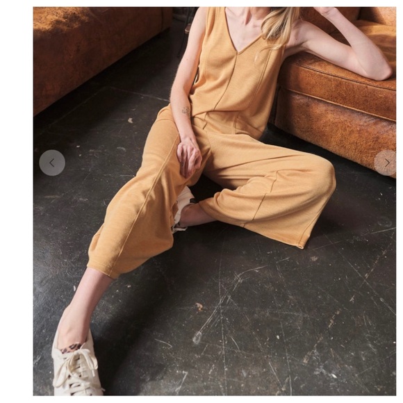 V-neck Jumpsuit With Front Pockets - Picture 4 of 4